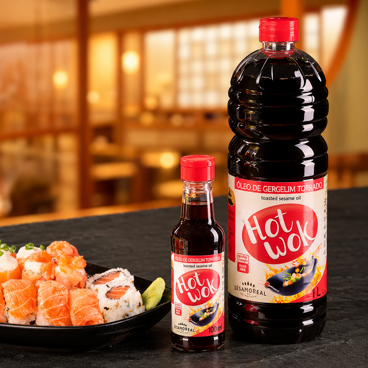 Aceite de sésamo tostado Hot Wok, 100 ml y 1 litro, junto a un plato de sushi